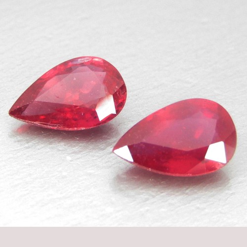 Splendido rubino africano naturale 3,26 ct 8,8x6x3,5 mm a forma di pera coppia pietre preziose sfuse - Foto 1 di 6
