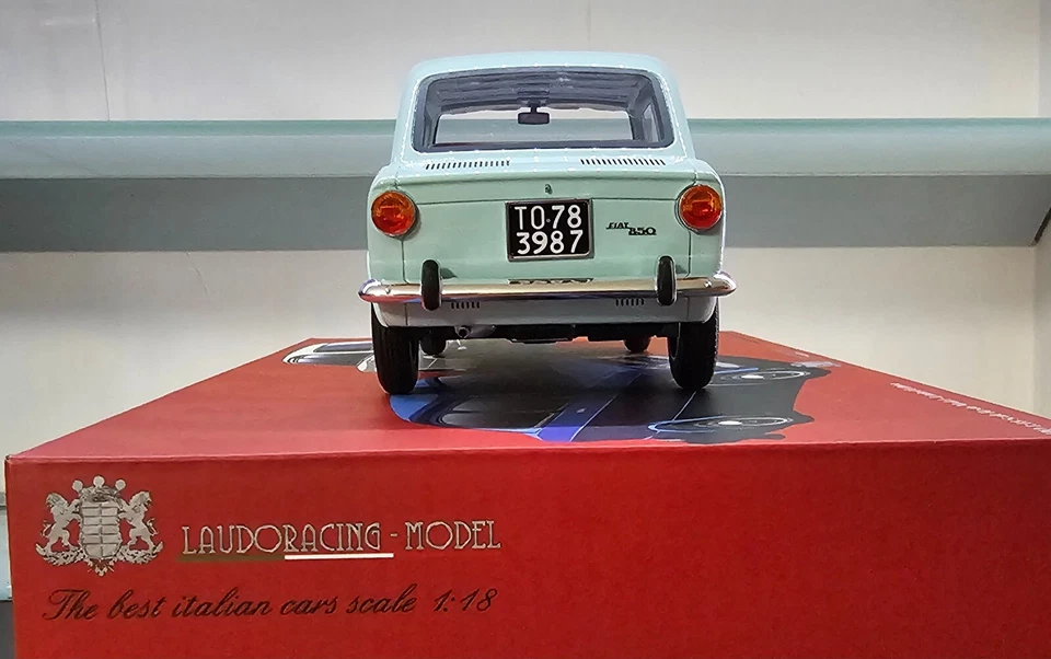 Fiat 850 Berlina 1964 scala 1/18 laudoracing celeste blu chiaro - n.50 di 250 - Immagine 4 di 4