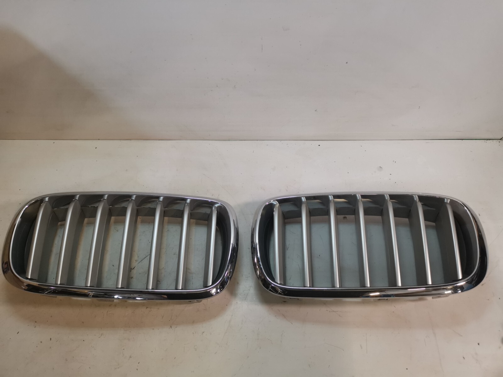 Genuine BMW X5 Front Kidney Grilles 51117303107 51117303108. Pair 