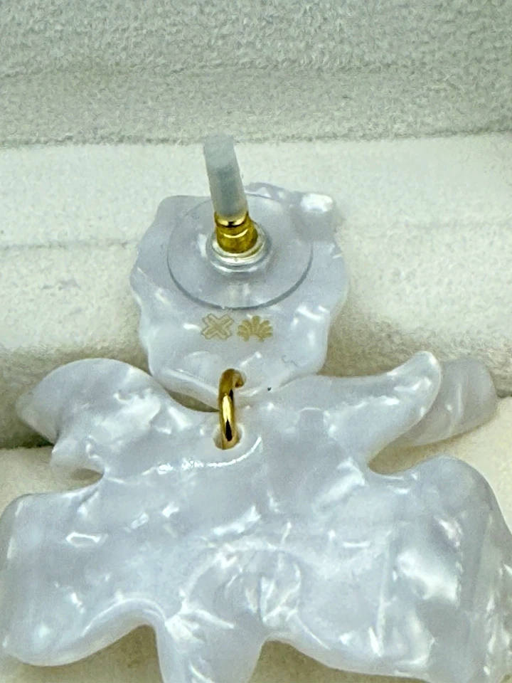 "Pendientes llamativos de lirio blanco Lilly Pulitzer x Lele Sadoughi Resort 2""" Foto 4 de 4