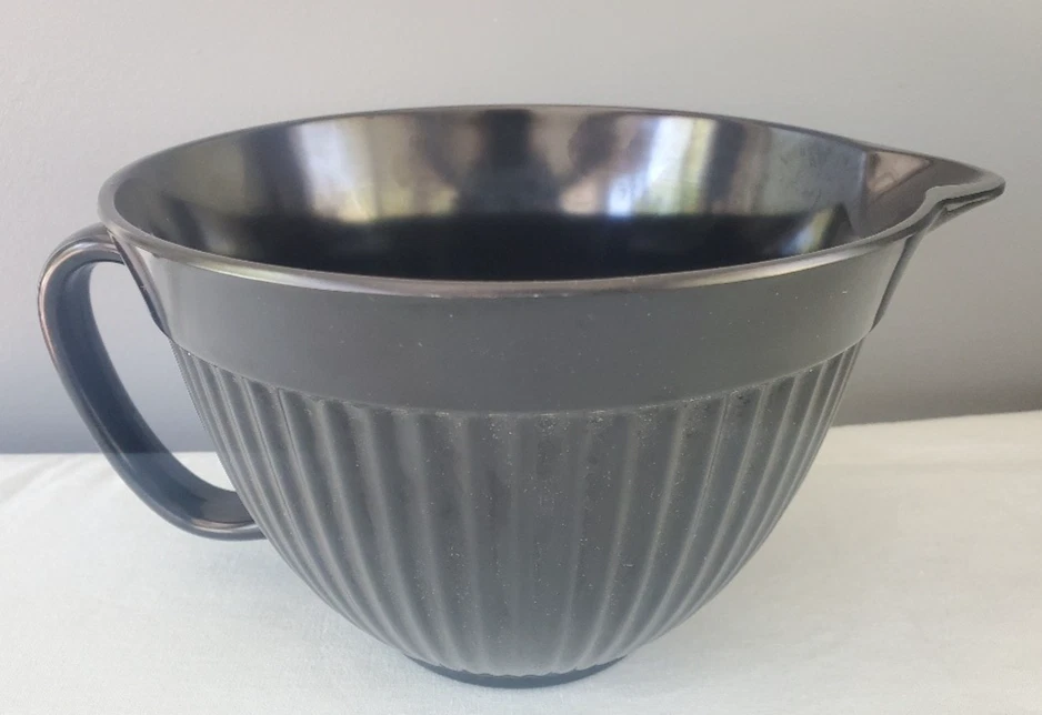 Black Ribbed Melamine 2.5 Quart Batter Mixing Bowl Pour Spout Nonslip Bottom