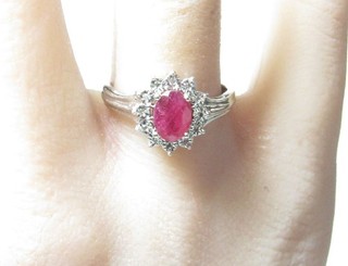 ANELLO IN ORO BIANCO MASSICCIO 10 KT CON RUBINO NATURALE ROSSO OVALE E DIAMANTI