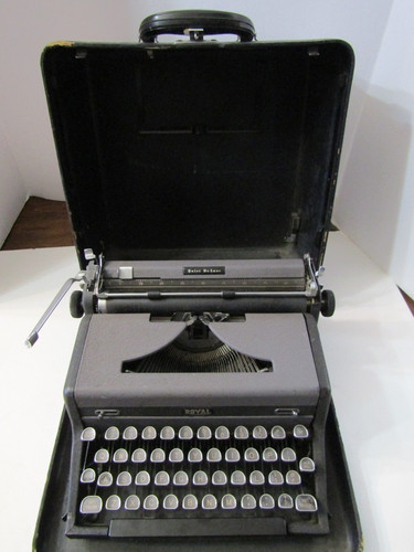 VINTAGE PORTABLE ROYAL QUIET DE LUXE # A 1659770 BLACK TYPEWRITER WITH