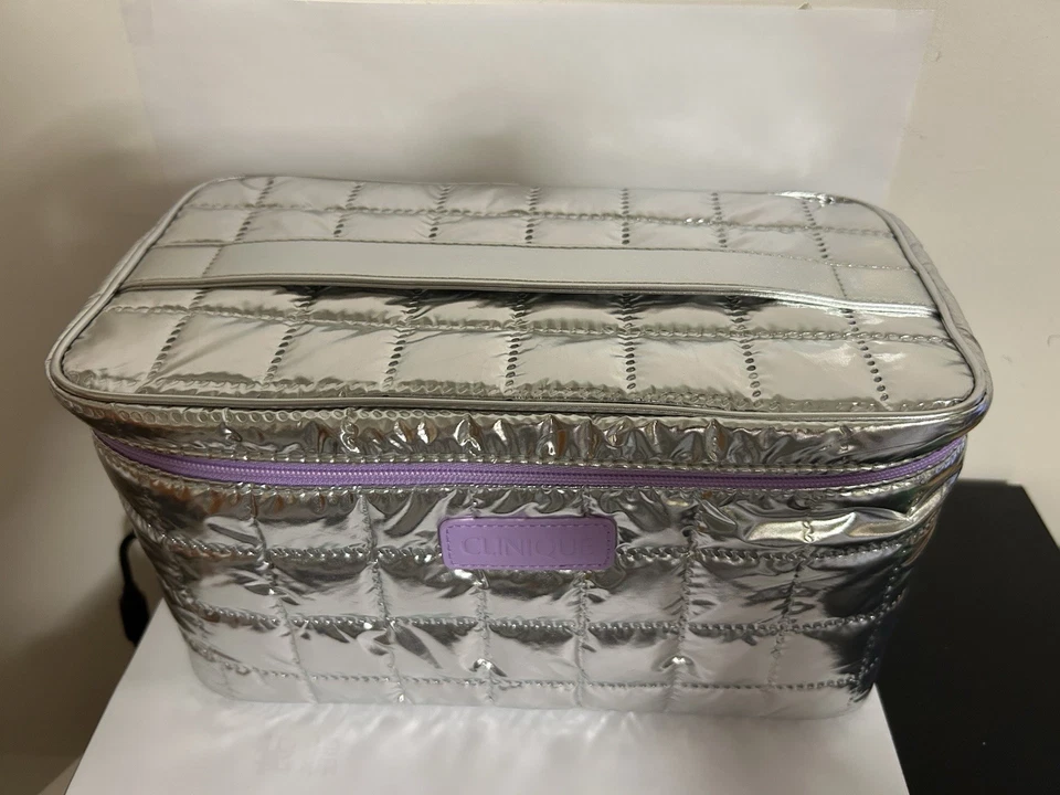 Clinique Cuidado de la Piel Maquillaje Belleza Cosméticos Entrenamiento Estuche Suave Bolso Plateado/Púrpura Foto 2 de 4
