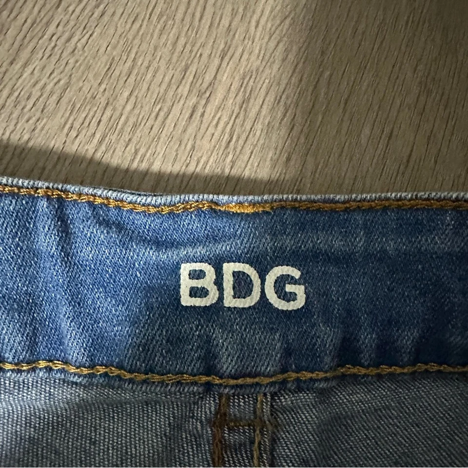 Urban Outfitters BDG Medium Wash High Rise Short Shorts Size 24 - Image 4 of 4