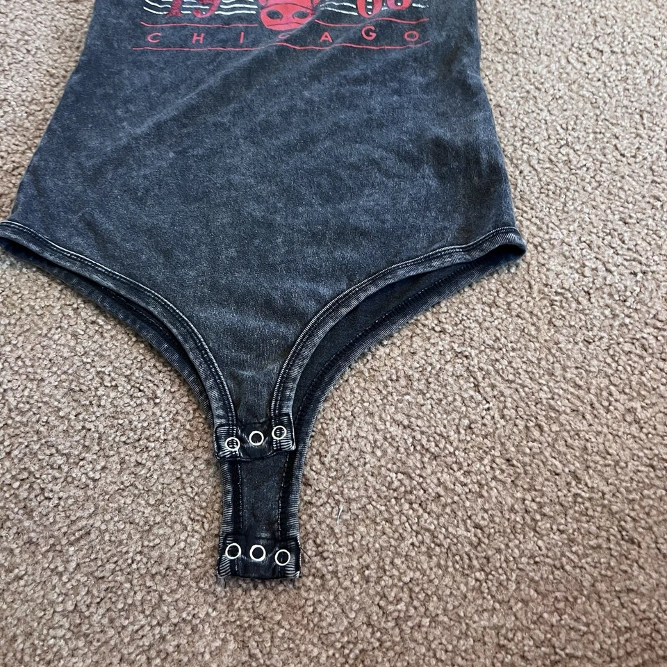 Body para mujer Chicago Bulls talla mediana NBA gris cierre de botones Foto 2 de 4