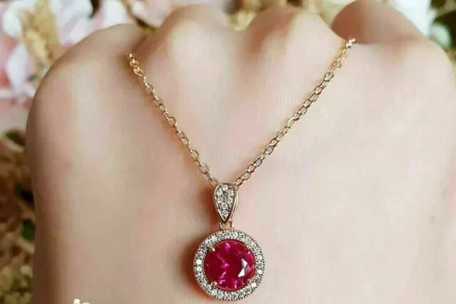 Collar colgante con halo de rubí rojo simulado redondo de 2 quilates enchapado en oro rosa de 14 quilates para mujer Foto 4 de 4
