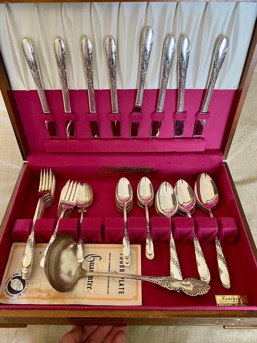 Oneida Community Plate Service for 8 Flatware Set With Box