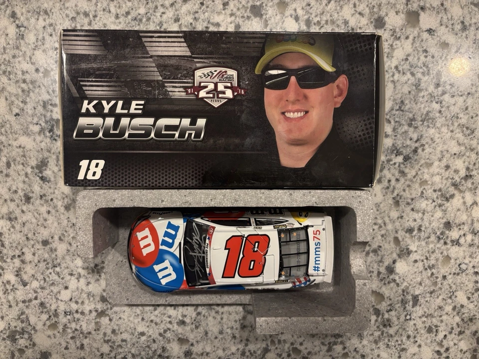 Camry 2016 Kyle Busch #18 marca M&Ms rojo blanco y azul autografiado Foto 2 de 4