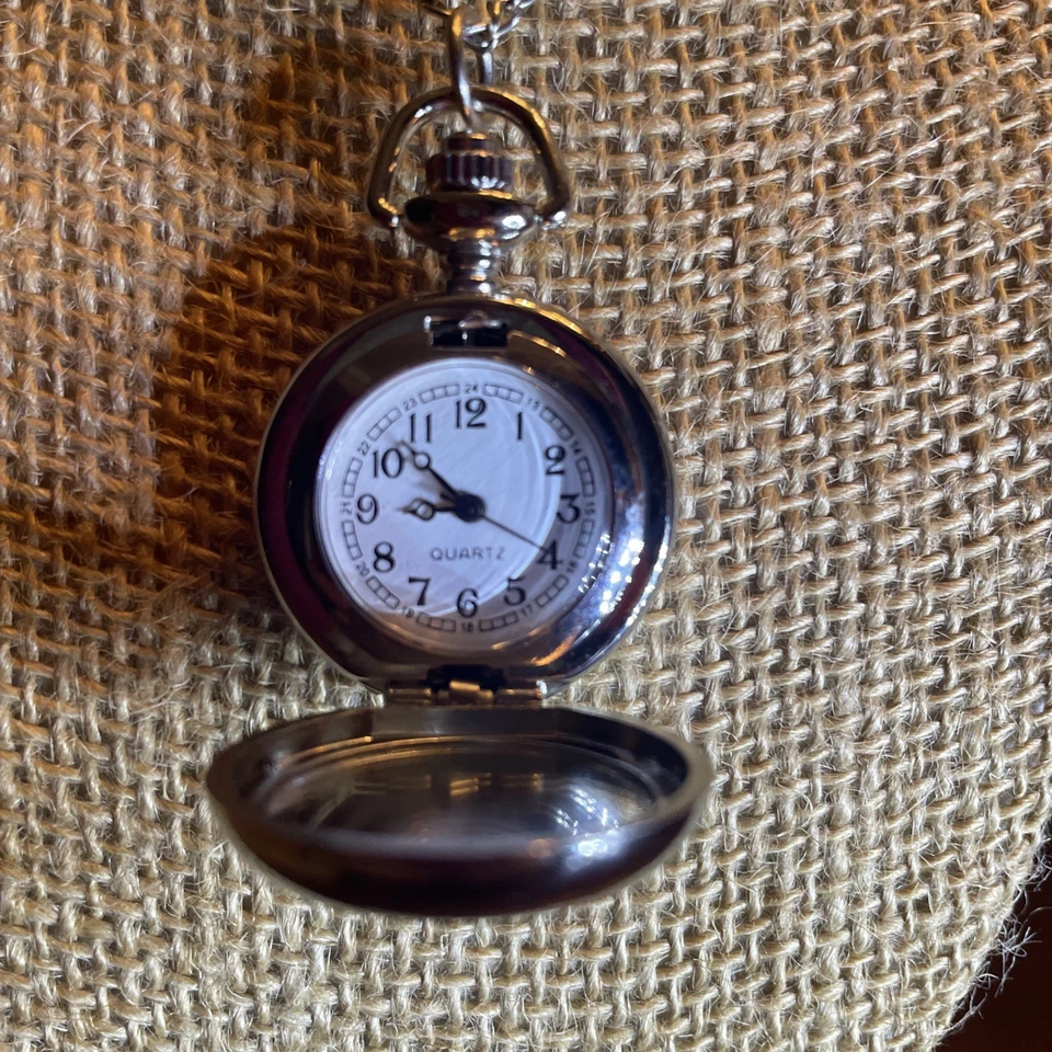 Lindo reloj medallón de cuarzo esmaltado gráfico jaula de pájaros en collar de cadena tono plata Foto 3 de 4