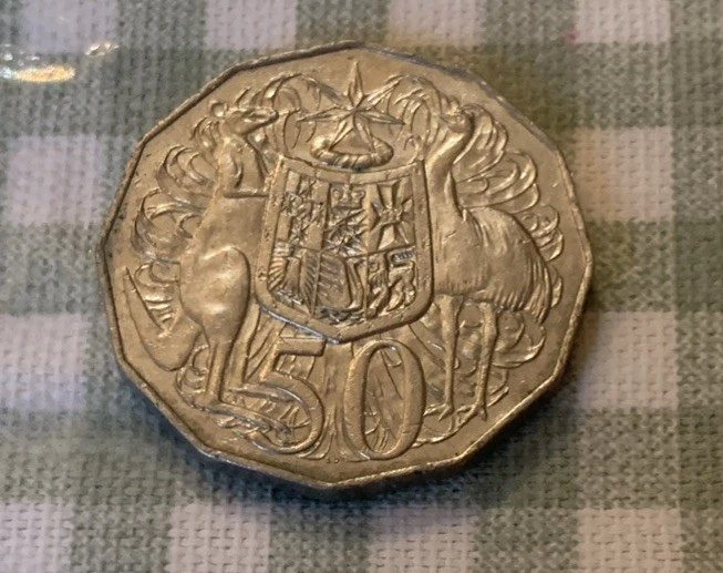 2008 - Australian 50 Cent Coin - Coat of Arms & Queen Elizabeth II - Circulated - Image 2 of 2