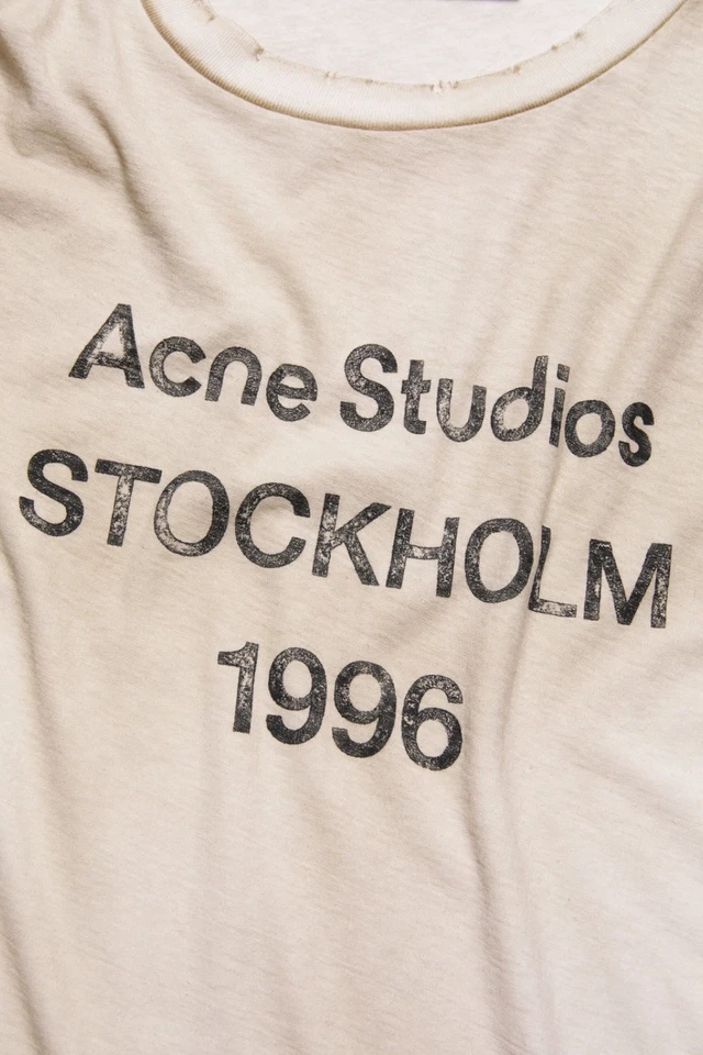 Camiseta ACNE Studios 1996 Logo | Blanco Polvoriento | Talla 2XL | Envío Gratis | Usada Foto 3 de 3