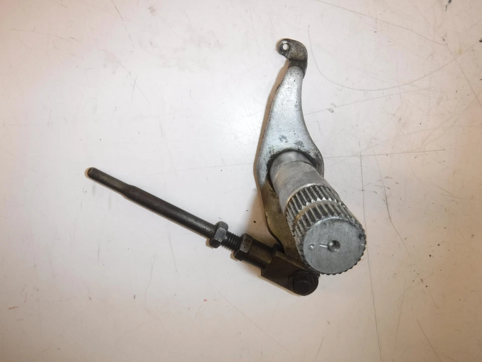 Yamaha XS850S 1980 JUEGO TRASERO DERECHO FRENO PEDAL PIVOTE EJE MONTAJE Foto 2 de 4