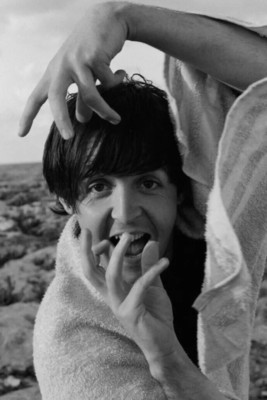 Paul McCartney Gesturing To The Camera 4x6 Bild Fotodruck
