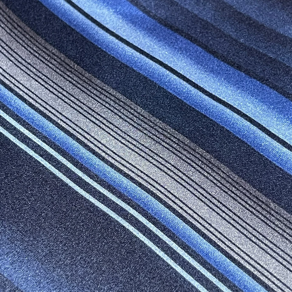 Corbata ancha Puritan para hombre azul blanco gris a rayas seda resistente a las manchas Foto 2 de 4