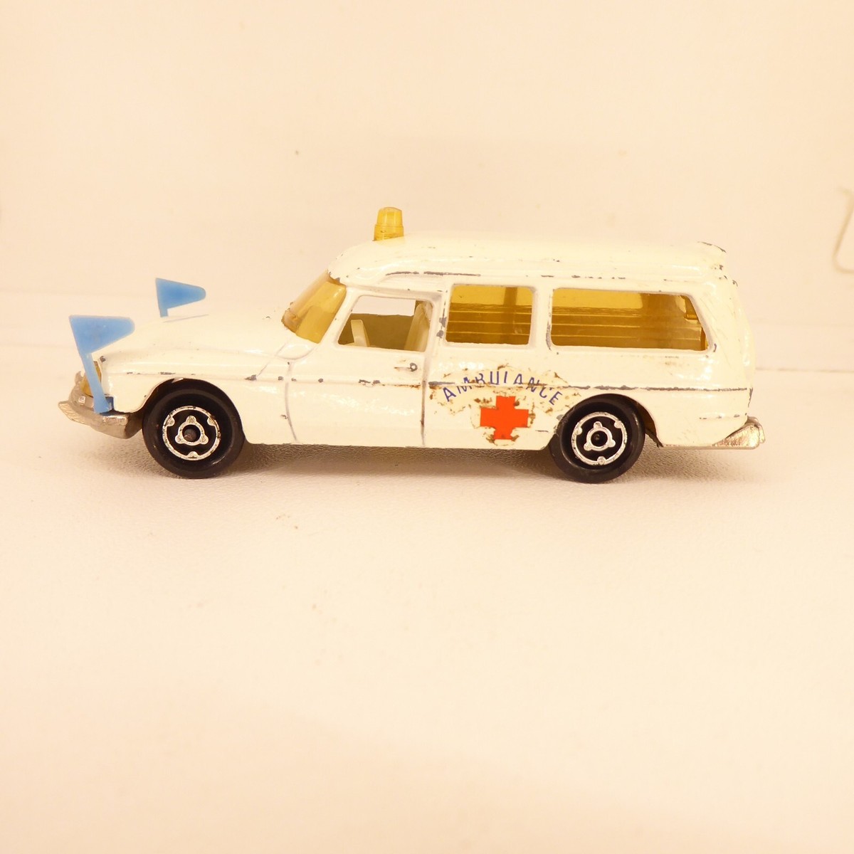 Figurine Majorette Citroën DS21 Ambulance - Échelle 1/65 - Réf. 206 - Rouge - Occasion Pour Pièces