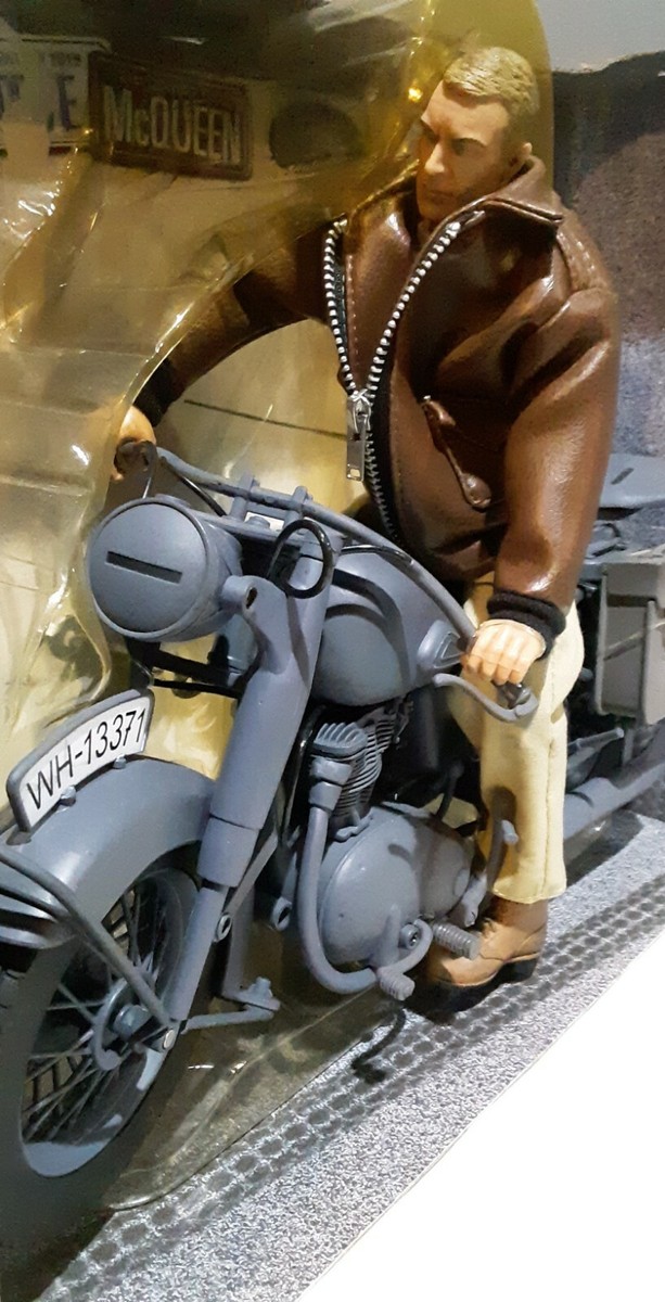 21st CENTURY TOYS STEVE MCQUEEN ACTION FIGURINE ON WW2 21st CENTURY TOYS STEVE MCQUEEN ACTION FIGURINE ON WW2