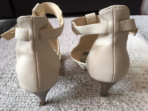 Gr. 6 UK, 39 EU, New Look creme gold Nieten 3" Absatz Sandalen, Knöchelriemen, gebraucht - Bild 11 von 11