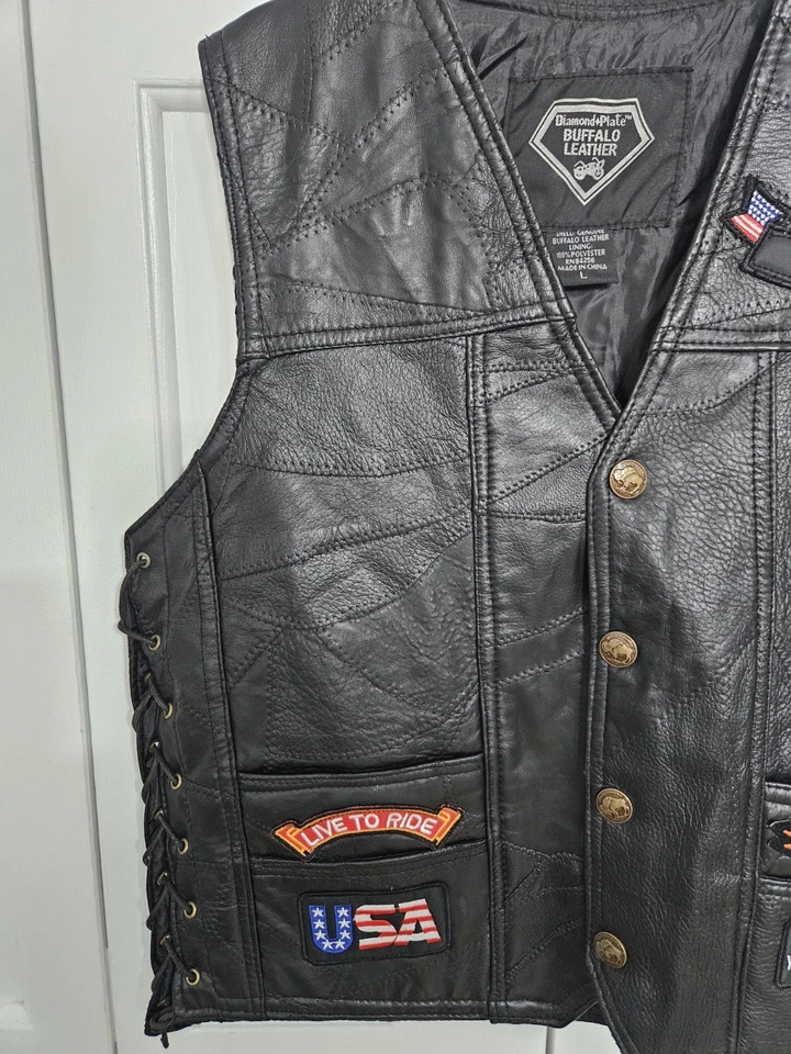 Chaleco de motociclista Diamond Plate™ diseño roca cuero búfalo con parches talla grande Foto 2 de 4