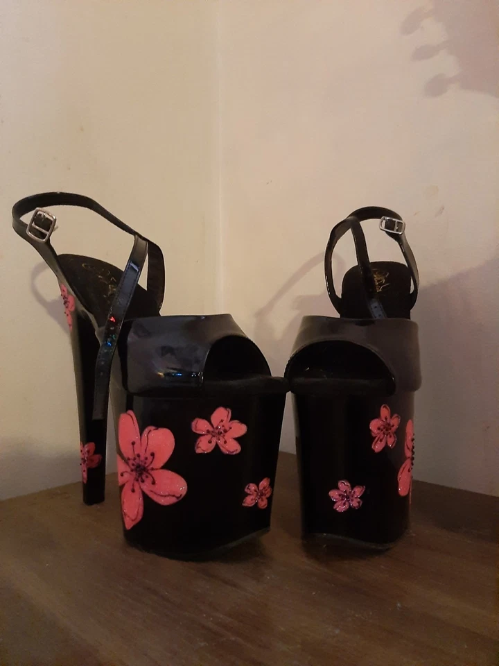 粉色和黑色褶饰高跟鞋。 8 英寸 XTREME-809HB。  — 第 4/4 张图片