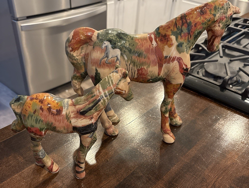 Coppia di statuine cavalli decorativi - stile decoupage - 11” e 7,5” - colorate - Foto 2 di 6