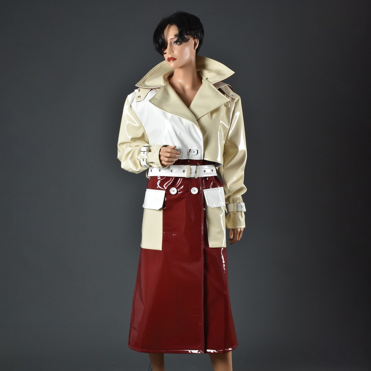 Designer-Lackmantel – Trenchcoat aus Lack in Weinrot/Beige/Weiß