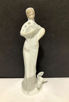 Vintage D  ART  S.A. Porcelanas Spain Lady w/Abanico & Pigeons 12  Tall Figurine