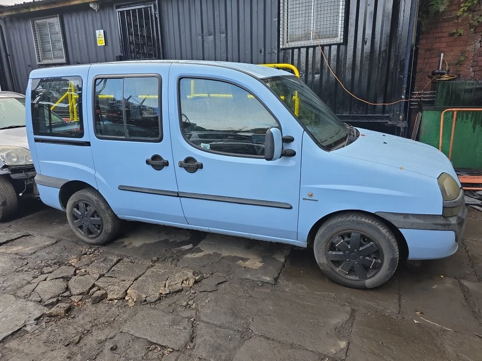 Luz interior Fiat Doblo Mk1 Dynamics 8v 5 puertas Mpv 2001-2010 (delantera) Foto 2 de 4