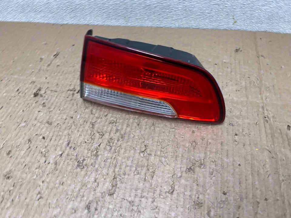 Luz trasera interior para pasajero derecho Kia Rio 2012 a 2017 sedán OEM T7982 DW Foto 2 de 4