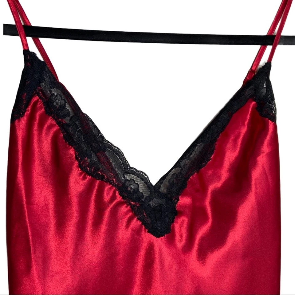 Fredericks of Hollywood Red Lace Camisole Women's Size Medium - Imagem 2 de 4