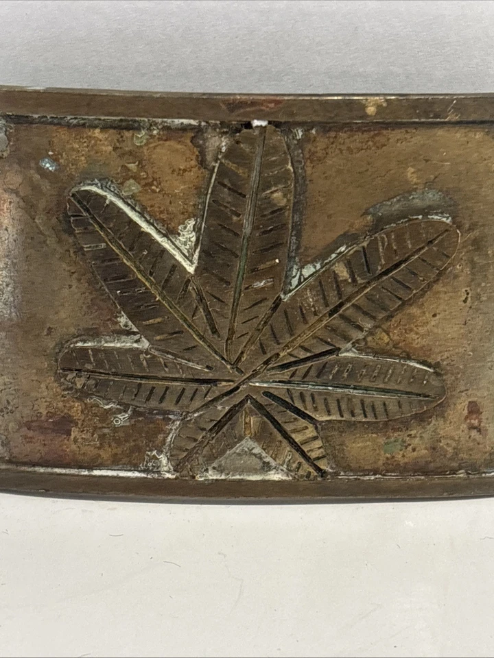 Hebilla de cinturón vintage retro de latón con hoja de marihuana de los años 70 Foto 3 de 4