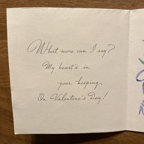 Tarjeta de felicitación vintage del día de San Valentín de los años 40 niña sosteniendo cesta de flores - Imagen 6 de 12