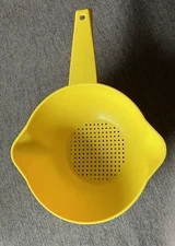 TUPPERWARE- 1 QUART STRAINER- YELLOW- #1200