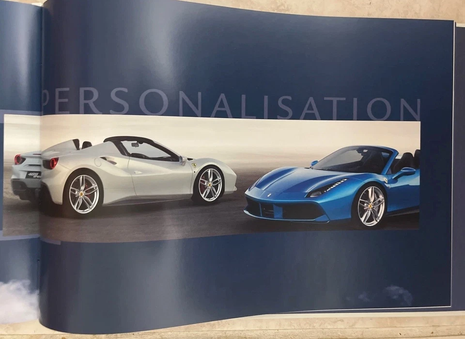 Libro de tapa dura coleccionable manual Ferrari 488 Spider Foto 2 de 4