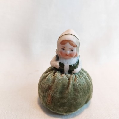 x-94437	Alte Porzellan Teepuppe Half Doll H:ca. 5cm, ohne Originalverpackung,