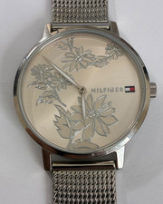 Reloj Tommy Hilfiger para mujer - Banda de malla plateada - Esfera plateada con flores - 40 mm Nuevo