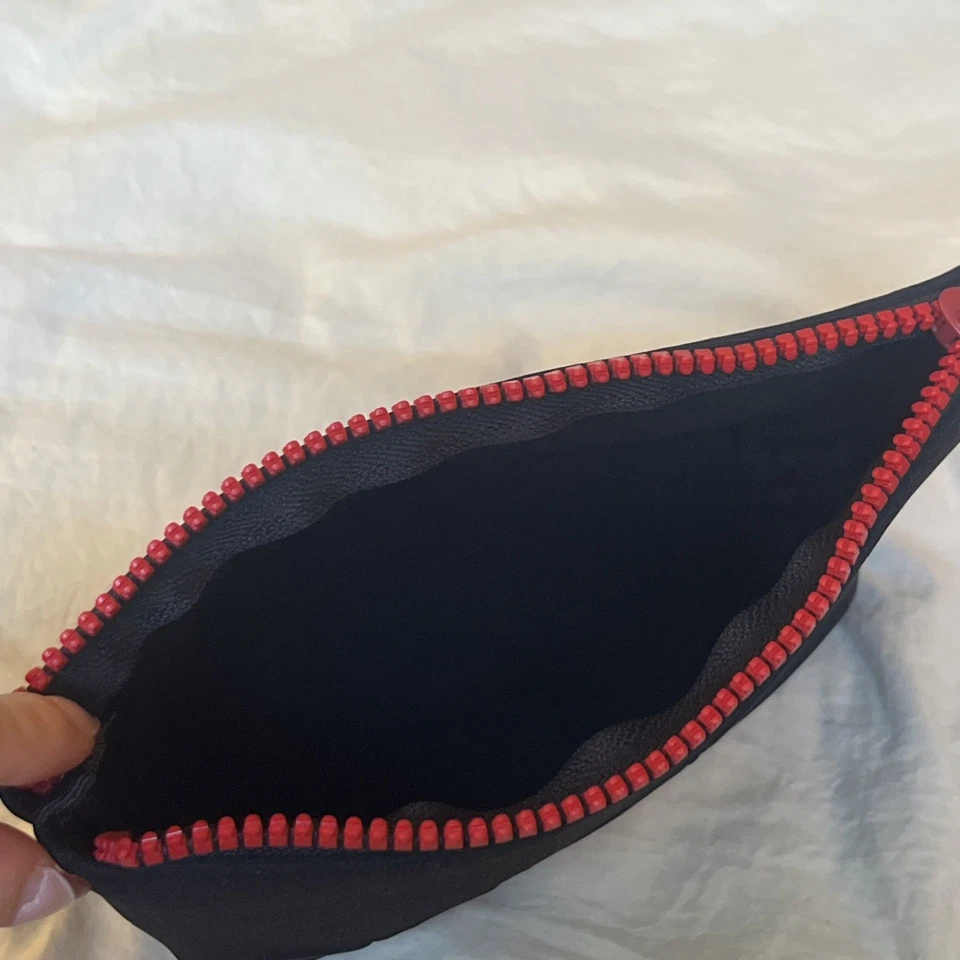 Bolsa de maquillaje cosmético de neopreno negra MAC con cremallera roja tamaño mediano Foto 3 de 4