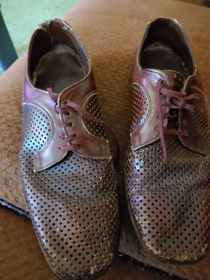 Zapatos de hombre de cuero marrón años 40. Con orificios de aire. Talla 9 Foto 2 de 4