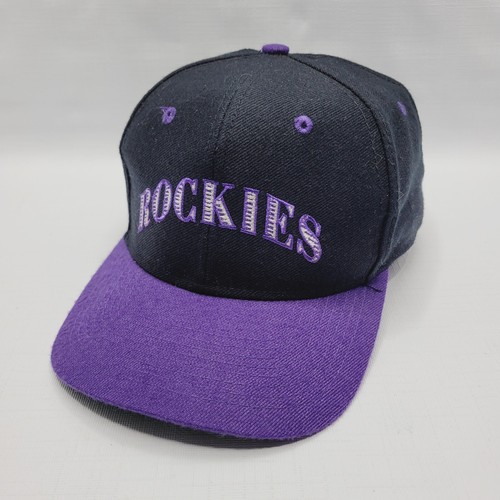 Signatures Colorado Rockies MLB eng anliegende 7 1/2 Mütze schwarz lila silber hergestellt in den USA