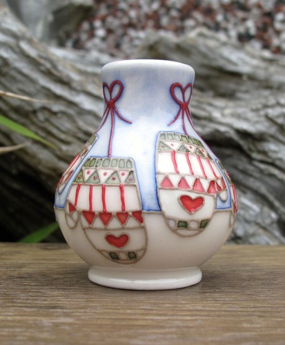 Moorcroft MITTENS Miniature Vase Shape 896/2 Retail Price £165 Christmas - Picture 3 of 12