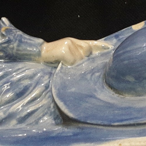 Estatuilla de porcelana bisque alemana vintage de 12" joven azul y blanco - Imagen 8 de 12
