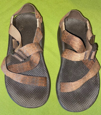 chaco toe loop tightens while walking