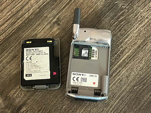 Sony CMD Z5 - Silver (Unlocked) – Rare Vintage GSM Mobile – ًWork Condition - Afbeelding 2 van 22