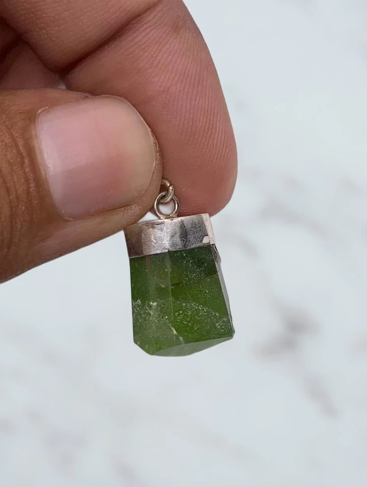 Outstanding Natural Gemstone Green Peridot Pendant 925 Sterling Silver Pendant - Image 4 of 4