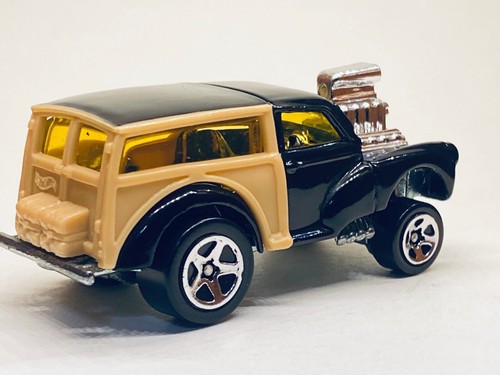 Loose 2001 Hot Wheels Morris Wagon "2001 First Editions Series" - Picture 9 of 11