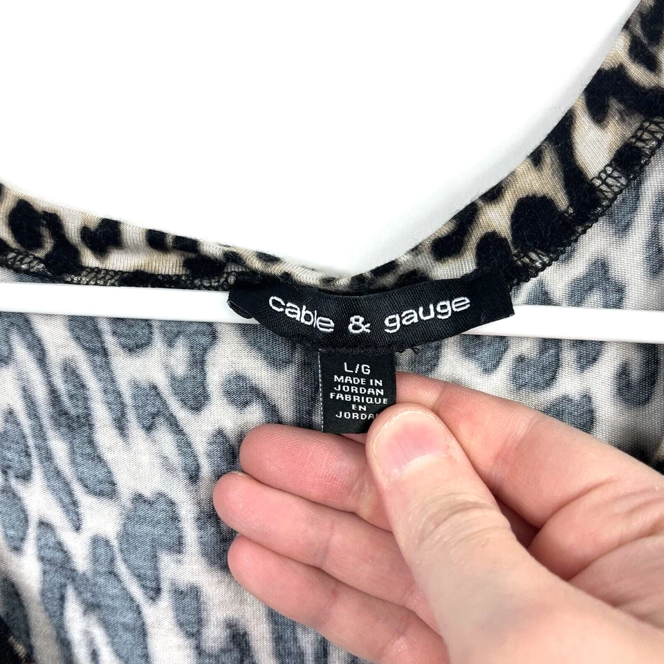 Blusa para mujer con manga gorra de leopardo marrón tostado con cuello en V talla grande Foto 2 de 4