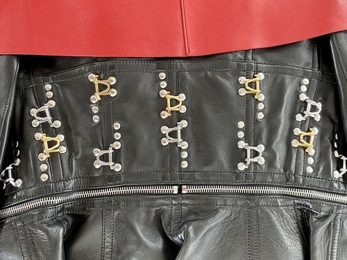 VENTA FLASH Alexander McQueen Chaqueta de Cuero Tachonado Negra Roja Hombro Abierto - Imagen 11 de 18