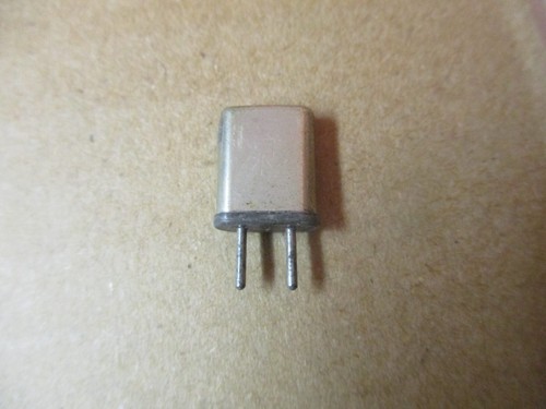 M-Tron 227 19R Radio Crystal 1/32" Diameter X 3/16" Spaced Pins Vintage - Zdjęcie 2 z 2