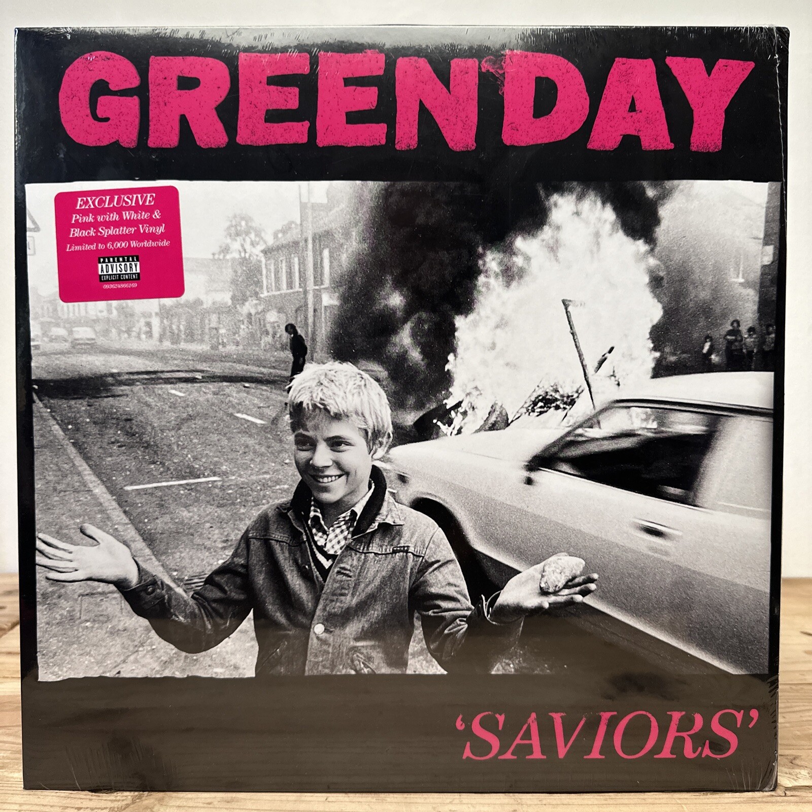 GREEN DAY  SAVIORS Spotify Excl.   Neon Pink Black White Splatter Vinyl, LE 6000