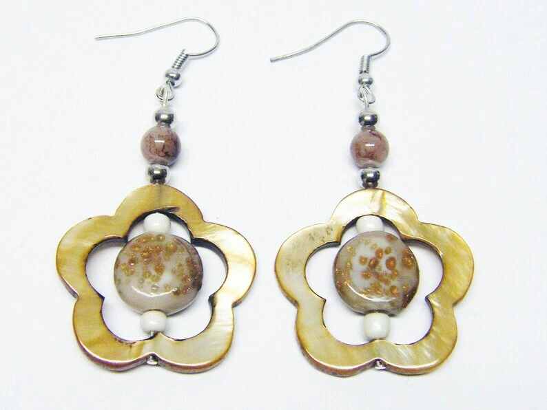 Juego de collar/pulsera y pendientes con cuentas de anillo de flores tostadas Foto 4 de 4